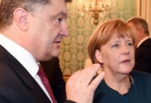 Порошенко обсудил с Меркель ситуацию с перемирием в Донбассе.